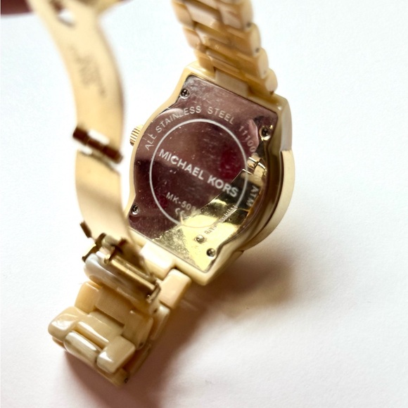 Michael Kors Jet Set Watch - Picture 3 of 6